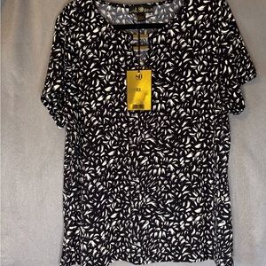 Elegant Black and White Women's Short Sleeve Top. Excellent Condition.